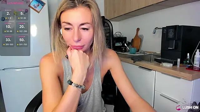 Snapshot of DannaEvan chatting on 09/27/25, 02:18 DannaEvan online show from 09/27/25, 02:18