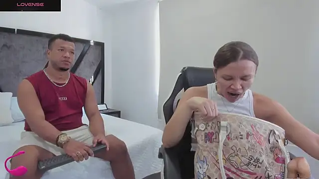 Snapshot of AnnieAndStefan chatting on 11/17/25, 03:16 AnnieAndStefan online show from 11/17/25, 03:16