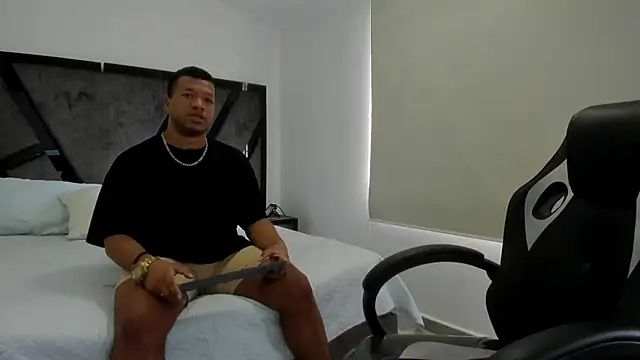 Snapshot of AnnieAndStefan chatting on 11/25/25, 02:39 AnnieAndStefan online show from 11/25/25, 02:39