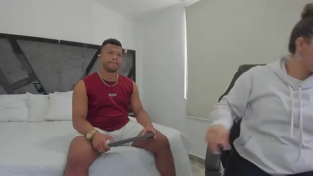 Snapshot of AnnieAndStefan chatting on 10/19/25, 02:09 AnnieAndStefan online show from 10/19/25, 02:09