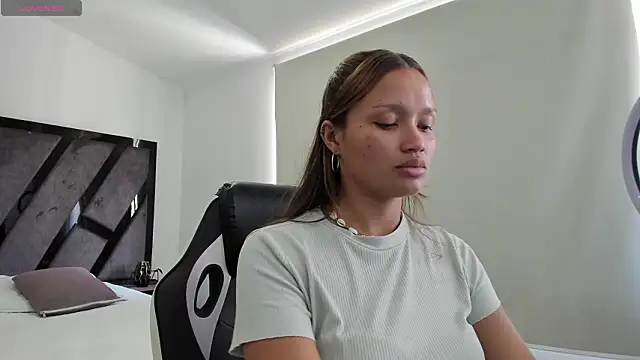 Snapshot of AnnieAndStefan chatting on 03/20/26, 04:19 AnnieAndStefan online show from 03/20/26, 04:19