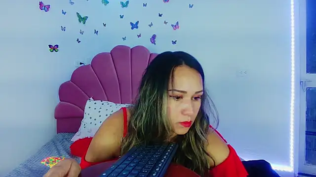 Snapshot of paula_brausin chatting on 09/20/25, 02:27 paula brausin online show from 09/20/25, 02:27