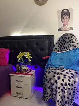 lonely shewolf online show from 12/15/25, 04:02