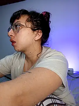 Snapshot of Piafisher1 chatting on 10/31/25, 01:13 Piafisher1 online show from 10/31/25, 01:13