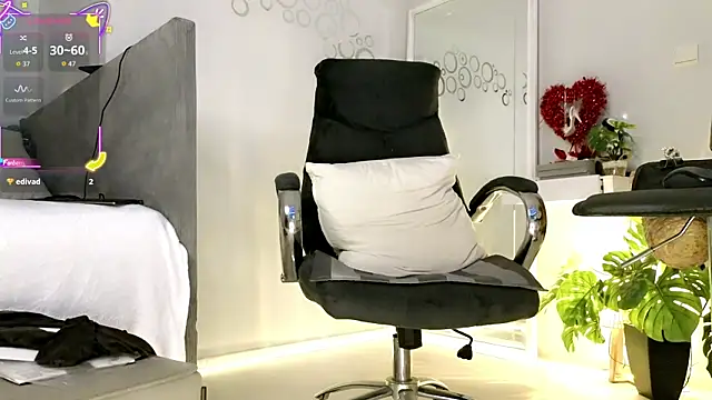 Snapshot of missmiamore chatting on 01/09/26, 02:46 missmiamore online show from 01/09/26, 02:46