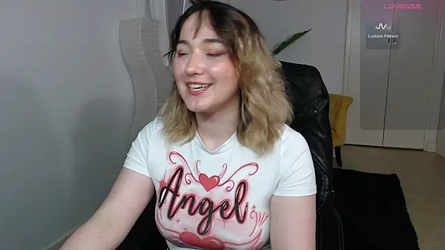 Snapshot of Crystal-dreamt chatting on 07/16/26, 02:03 Crystal-dreamt online show from 07/16/26, 02:03
