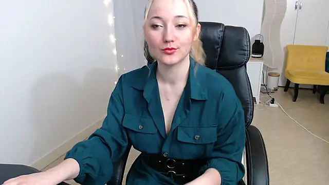 Crystal-dreamt online show from 10/13/25, 08:16