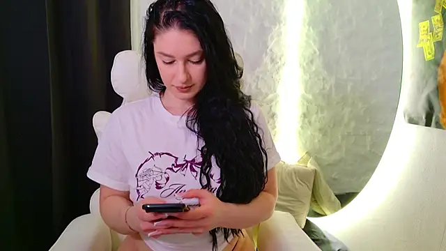 moniqque online show from 11/21/25, 06:12