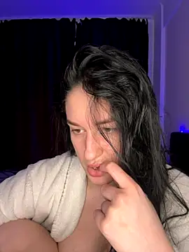 Snapshot of moniqque chatting on 10/12/25, 12:06 moniqque online show from 10/12/25, 12:06