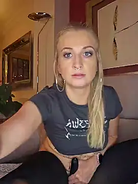 Snapshot of TARA-FUN chatting on 02/23/25, 01:02 TARA-FUN online show from 02/23/25, 01:02