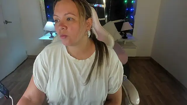 Snapshot of victoria_rosse520 chatting on 02/25/25, 08:32 victoria rosse520 online show from 02/25/25, 08:32