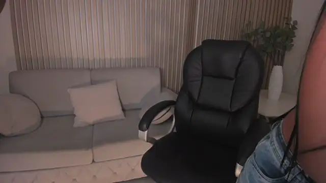 Snapshot of MileyCruz_ chatting on 02/19/25, 09:39 MileyCruz online show from 02/19/25, 09:39