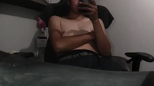 adri uwu online show from 10/06/25, 02:02