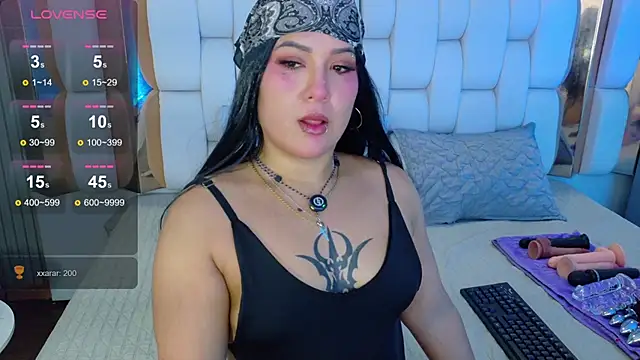 valkiria moore online show from 12/05/25, 07:55