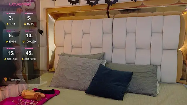 valkiria moore online show from 10/31/25, 07:54