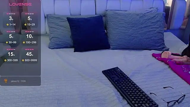 valkiria moore online show from 11/02/25, 07:41