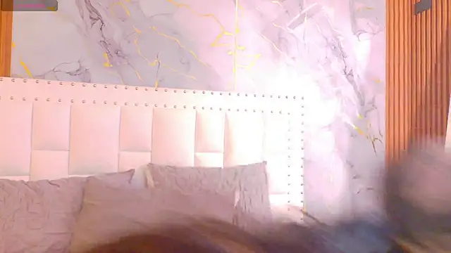 valkiria moore online show from 12/19/25, 12:18