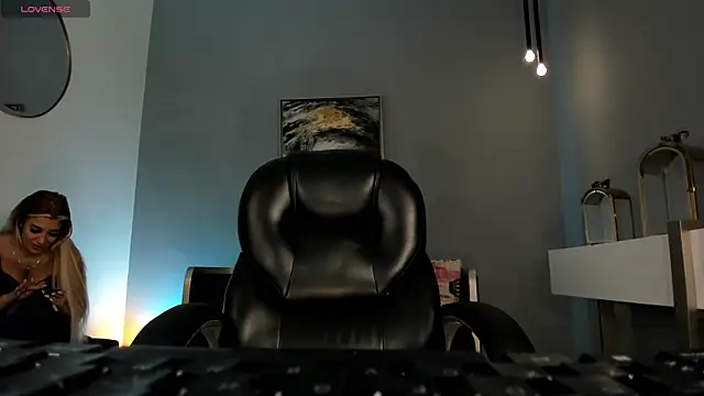 Snapshot of SophiePalmer chatting on 12/21/25, 12:07 SophiePalmer online show from 12/21/25, 12:07
