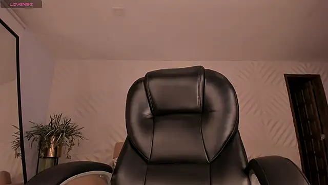 Snapshot of SophiePalmer chatting on 11/19/25, 10:37 SophiePalmer online show from 11/19/25, 10:37