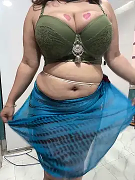 Snapshot of Sexybomb33 chatting on 10/24/25, 08:24 Sexybomb33 online show from 10/24/25, 08:24