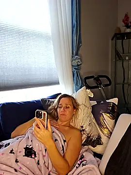 SkyelarSommer online show from 10/28/25, 03:44