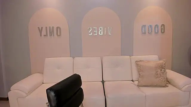 Snapshot of SunnyRivers chatting on 10/22/25, 06:40 SunnyRivers online show from 10/22/25, 06:40