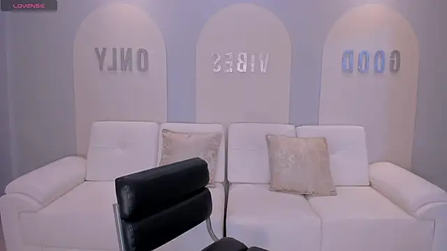 Snapshot of SunnyRivers chatting on 10/24/25, 03:44 SunnyRivers online show from 10/24/25, 03:44