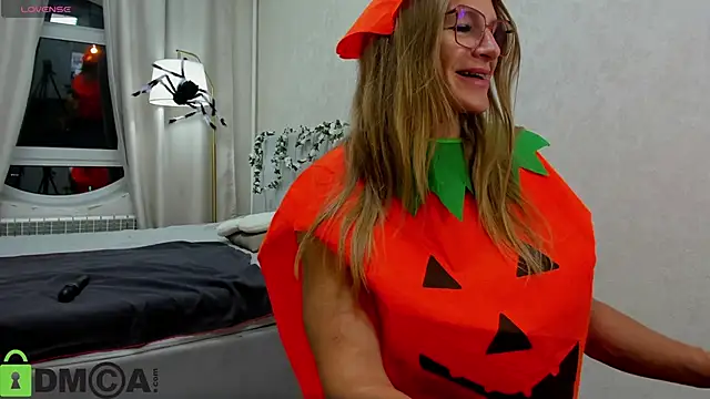 Snapshot of Milf_Tea chatting on 10/31/25, 01:02 Milf Tea online show from 10/31/25, 01:02