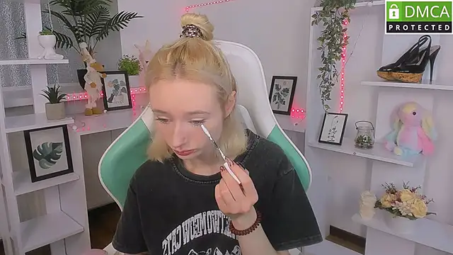 Katia Kim online show from 10/23/25, 05:50