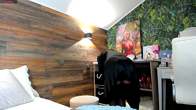 Snapshot of Your_Wet_Desire chatting on 10/15/25, 05:17 Your Wet Desire online show from 10/15/25, 05:17