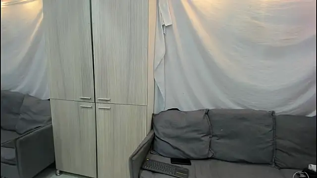 Snapshot of Mhelanny2 chatting on 01/14/26, 05:27 Mhelanny2 online show from 01/14/26, 05:27