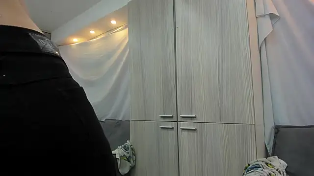 Snapshot of Mhelanny2 chatting on 02/18/26, 06:15 Mhelanny2 online show from 02/18/26, 06:15