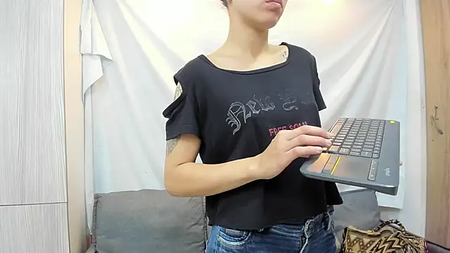 Snapshot of Mhelanny2 chatting on 02/13/26, 06:19 Mhelanny2 online show from 02/13/26, 06:19