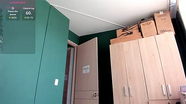 StefanyMiler online show from 10/31/25, 06:26