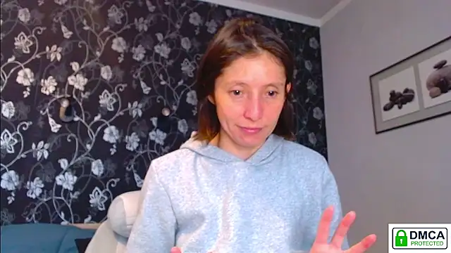 Snapshot of Sophi_Cute chatting on 06/17/26, 12:15 Sophi Cute online show from 06/17/26, 12:15