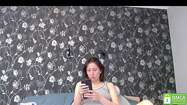 Snapshot of Sophi_Cute chatting on 07/17/26, 12:24 Sophi Cute online show from 07/17/26, 12:24