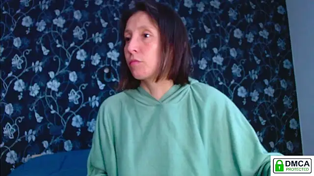 Snapshot of Sophi_Cute chatting on 06/19/26, 12:33 Sophi Cute online show from 06/19/26, 12:33