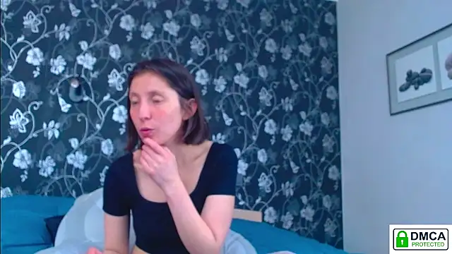 Snapshot of Sophi_Cute chatting on 05/25/26, 12:26 Sophi Cute online show from 05/25/26, 12:26