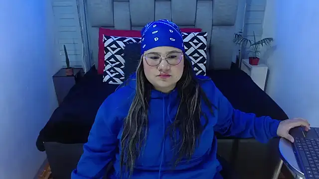 evelin zaens online show from 11/23/25, 04:22