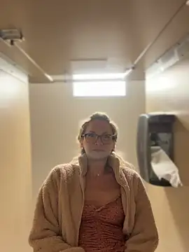 Snapshot of MessyNastyQueen chatting on 03/13/25, 04:56 MessyNastyQueen online show from 03/13/25, 04:56