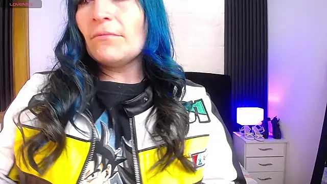 Snapshot of alicia_moom chatting on 02/17/25, 10:49 alicia moom online show from 02/17/25, 10:49