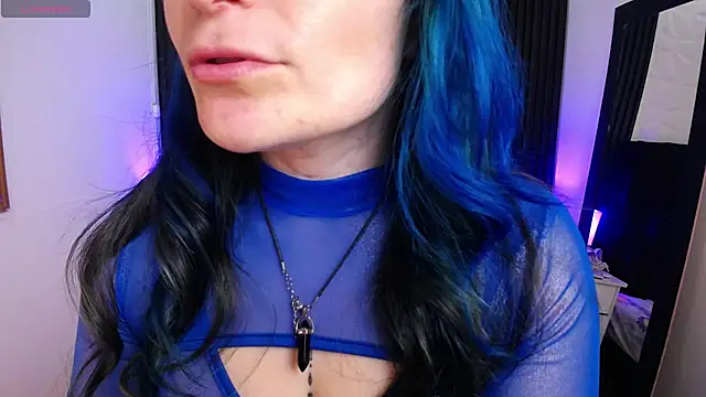Snapshot of alicia_moom chatting on 02/18/25, 10:58 alicia moom online show from 02/18/25, 10:58