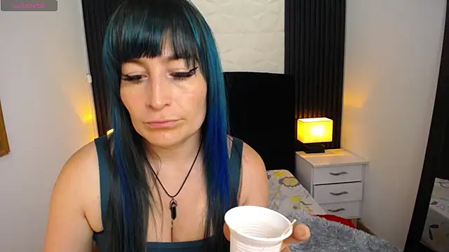 Snapshot of alicia_moom chatting on 03/15/25, 07:27 alicia moom online show from 03/15/25, 07:27
