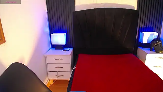 Snapshot of alicia_moom chatting on 02/18/26, 07:21 alicia moom online show from 02/18/26, 07:21