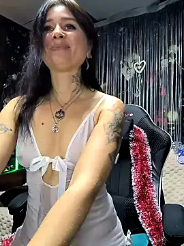 Snapshot of KikiXRed chatting on 12/23/24, 10:53 KikiXRed online show from 12/23/24, 10:53