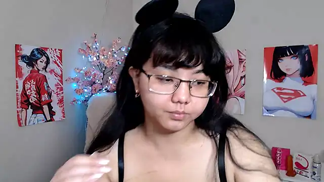 Snapshot of Moertomlly chatting on 11/16/25, 04:17 Moertomlly online show from 11/16/25, 04:17