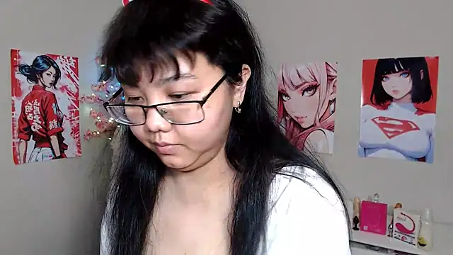 Snapshot of Moertomlly chatting on 10/28/25, 04:24 Moertomlly online show from 10/28/25, 04:24