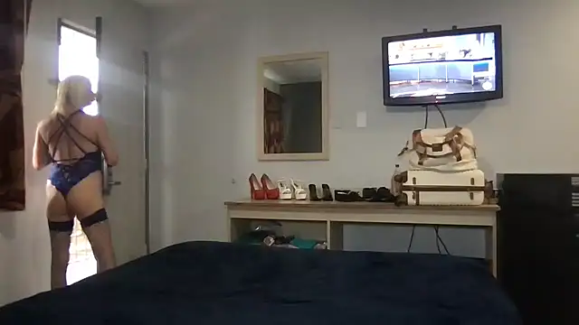 TiffaneyLove online show from 03/11/26, 06:35