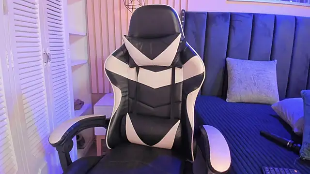 Snapshot of ashlye_miller_ chatting on 02/25/26, 04:34 ashlye miller online show from 02/25/26, 04:34