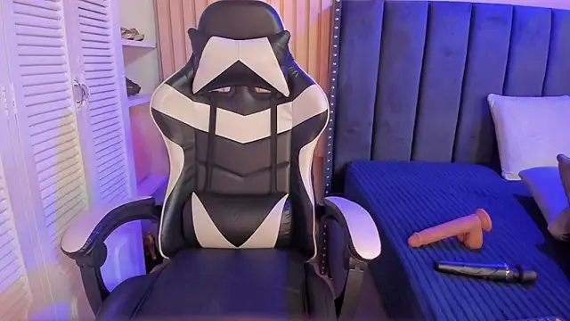 Snapshot of ashlye_miller_ chatting on 12/23/25, 04:01 ashlye miller online show from 12/23/25, 04:01